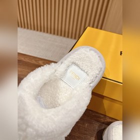 Новая модель шерстяных сапог Fendi на осень-зиму с полузакрытым н