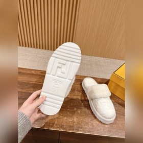 Новая модель шерстяных сапог Fendi на осень-зиму с полузакрытым н