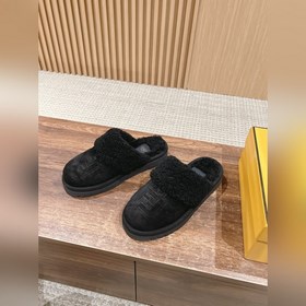 Новая модель шерстяных сапог Fendi на осень-зиму с полузакрытым н