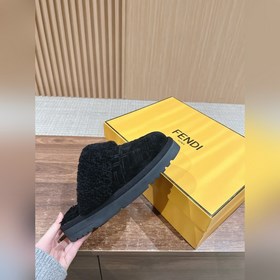 Новая модель шерстяных сапог Fendi на осень-зиму с полузакрытым н