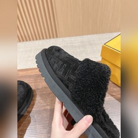 Новая модель шерстяных сапог Fendi на осень-зиму с полузакрытым н