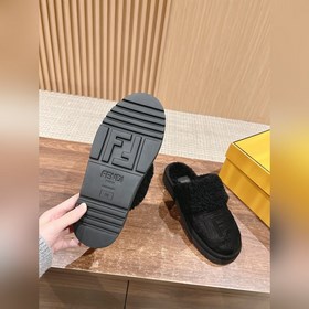 Новая модель шерстяных сапог Fendi на осень-зиму с полузакрытым н