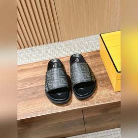 Новейшие летние тапочки от Fendi Они сразу привлекают внимание, в