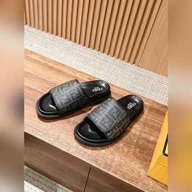 Новейшие летние тапочки от Fendi Они сразу привлекают внимание, в