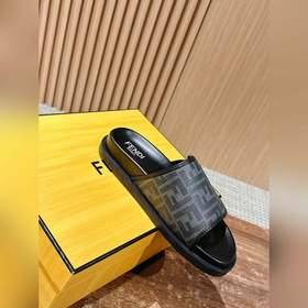 Новейшие летние тапочки от Fendi Они сразу привлекают внимание, в