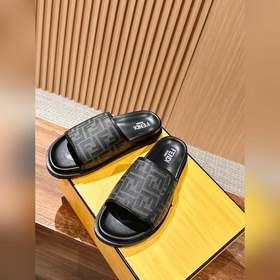Новейшие летние тапочки от Fendi Они сразу привлекают внимание, в
