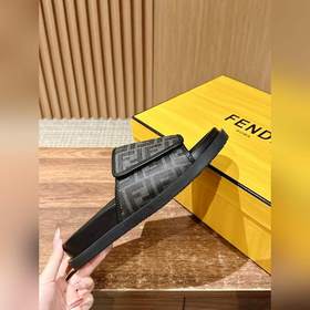 Новейшие летние тапочки от Fendi Они сразу привлекают внимание, в