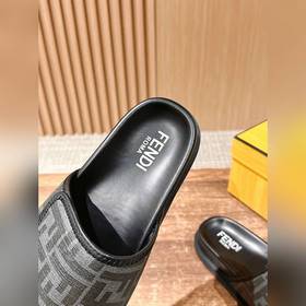 Новейшие летние тапочки от Fendi Они сразу привлекают внимание, в