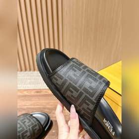 Новейшие летние тапочки от Fendi Они сразу привлекают внимание, в