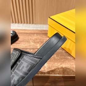 Новейшие летние тапочки от Fendi Они сразу привлекают внимание, в