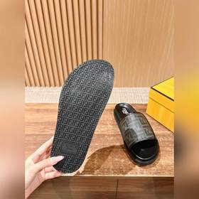 Новейшие летние тапочки от Fendi Они сразу привлекают внимание, в