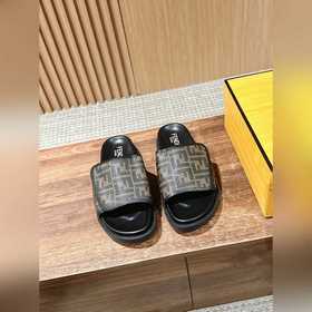 Новейшие летние тапочки от Fendi Они сразу привлекают внимание, в