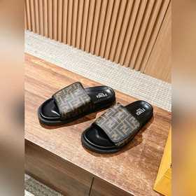 Новейшие летние тапочки от Fendi Они сразу привлекают внимание, в