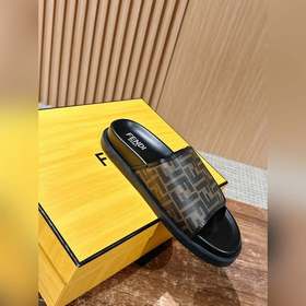 Новейшие летние тапочки от Fendi Они сразу привлекают внимание, в
