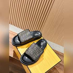 Новейшие летние тапочки от Fendi Они сразу привлекают внимание, в