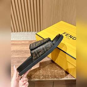 Новейшие летние тапочки от Fendi Они сразу привлекают внимание, в