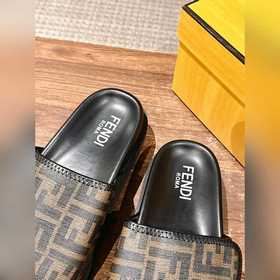 Новейшие летние тапочки от Fendi Они сразу привлекают внимание, в