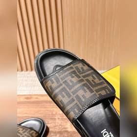 Новейшие летние тапочки от Fendi Они сразу привлекают внимание, в