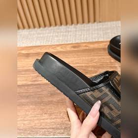 Новейшие летние тапочки от Fendi Они сразу привлекают внимание, в