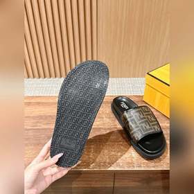 Новейшие летние тапочки от Fendi Они сразу привлекают внимание, в
