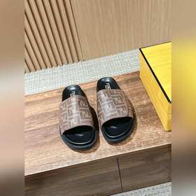 Новейшие летние тапочки от Fendi Они сразу привлекают внимание, в