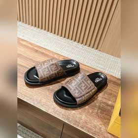 Новейшие летние тапочки от Fendi Они сразу привлекают внимание, в