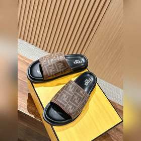 Новейшие летние тапочки от Fendi Они сразу привлекают внимание, в