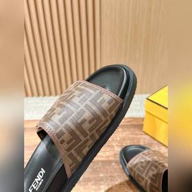 Новейшие летние тапочки от Fendi Они сразу привлекают внимание, в