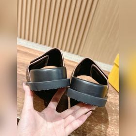 Новейшие летние тапочки от Fendi Они сразу привлекают внимание, в