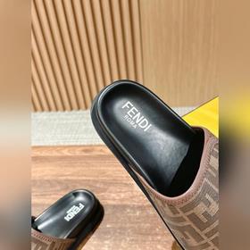 Новейшие летние тапочки от Fendi Они сразу привлекают внимание, в