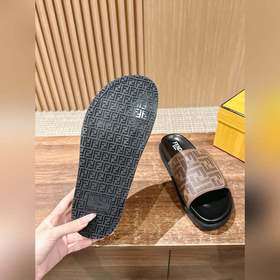 Новейшие летние тапочки от Fendi Они сразу привлекают внимание, в