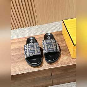 Новейшие летние тапочки от Fendi Они сразу привлекают внимание, в