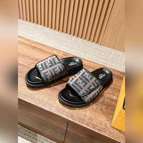 Новейшие летние тапочки от Fendi Они сразу привлекают внимание, в