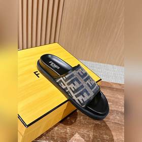 Новейшие летние тапочки от Fendi Они сразу привлекают внимание, в