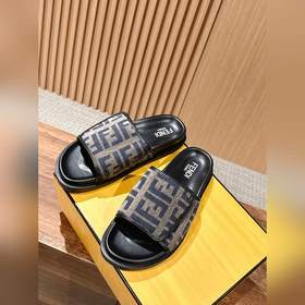 Новейшие летние тапочки от Fendi Они сразу привлекают внимание, в