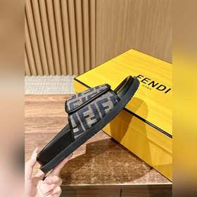Новейшие летние тапочки от Fendi Они сразу привлекают внимание, в