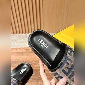 Новейшие летние тапочки от Fendi Они сразу привлекают внимание, в