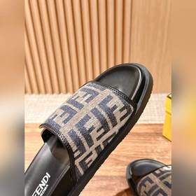 Новейшие летние тапочки от Fendi Они сразу привлекают внимание, в