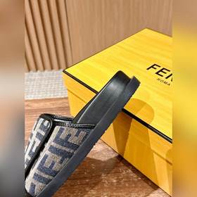 Новейшие летние тапочки от Fendi Они сразу привлекают внимание, в
