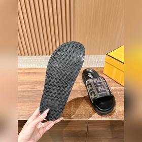 Новейшие летние тапочки от Fendi Они сразу привлекают внимание, в