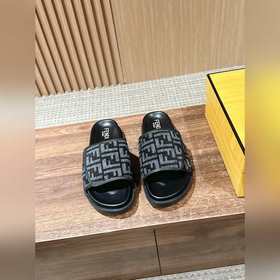 Новейшие летние тапочки от Fendi Они сразу привлекают внимание, в