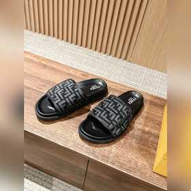 Новейшие летние тапочки от Fendi Они сразу привлекают внимание, в