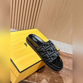 Новейшие летние тапочки от Fendi Они сразу привлекают внимание, в