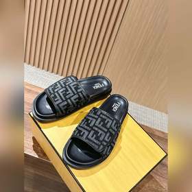 Новейшие летние тапочки от Fendi Они сразу привлекают внимание, в