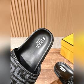 Новейшие летние тапочки от Fendi Они сразу привлекают внимание, в