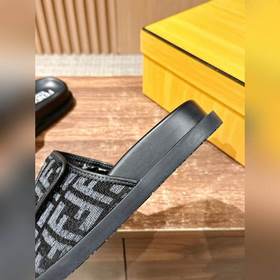 Новейшие летние тапочки от Fendi Они сразу привлекают внимание, в