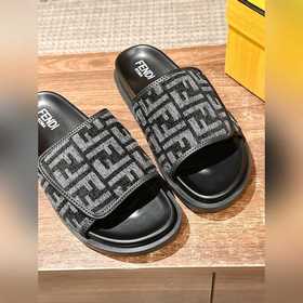 Новейшие летние тапочки от Fendi Они сразу привлекают внимание, в