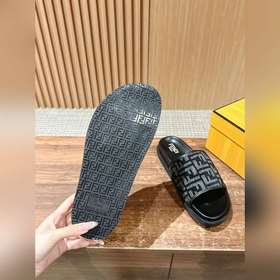 Новейшие летние тапочки от Fendi Они сразу привлекают внимание, в
