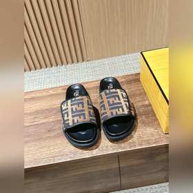 Новейшие летние тапочки от Fendi Они сразу привлекают внимание, в