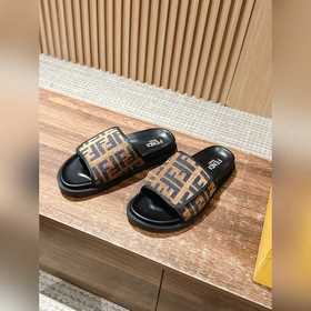 Новейшие летние тапочки от Fendi Они сразу привлекают внимание, в